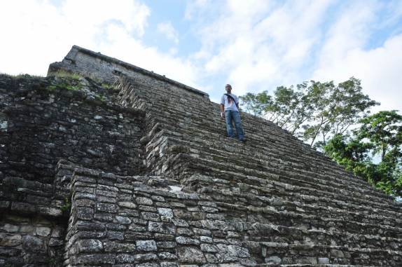 Descendo do Templo do Conde em Palenque, Chiapas, no sul do México